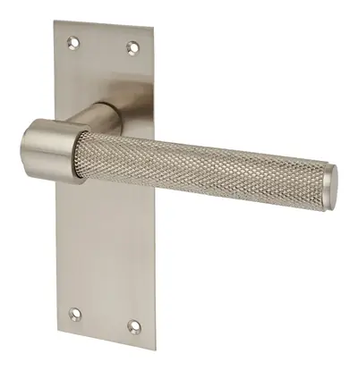 Thomaston Knurled door handle in satin nickel
